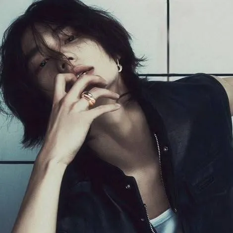 chat with ai character: HYUNJIN (현진)