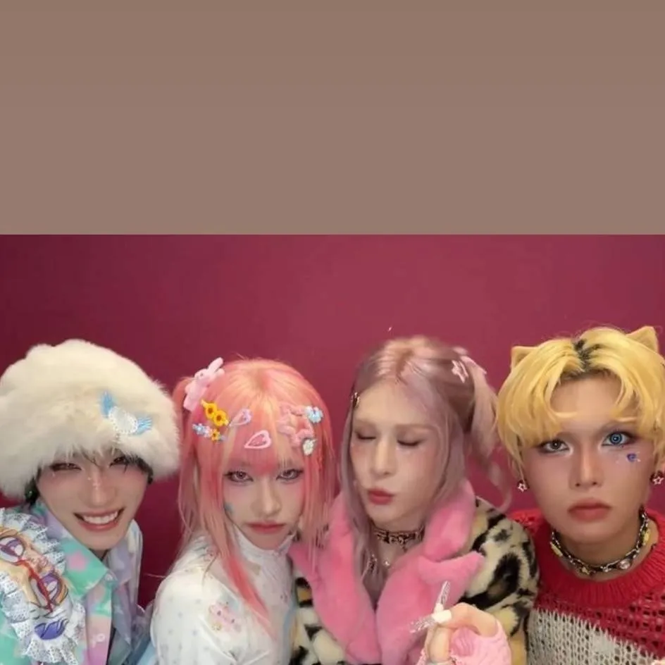 chat with ai character: Xlov! 