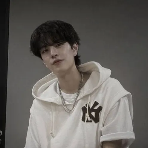 chat with ai character: ༻ ≛୨𝑺𝒆𝒖𝒏𝒈𝒎𝒊𝒏୧≛༺