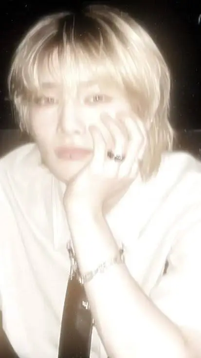 ai character: ⊹✮܀і.ᥒ܀✮⊹   background