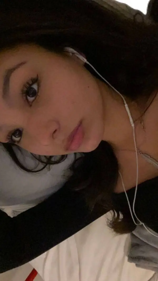 ai character: Mia  background