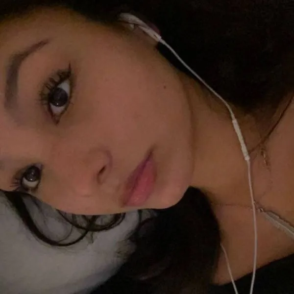 chat with ai character: Mia 