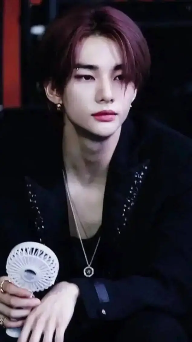 ai character: §HYUJIN§ background