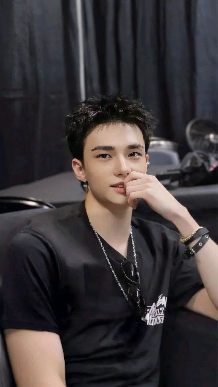 ai character: Hyunjinnie  background