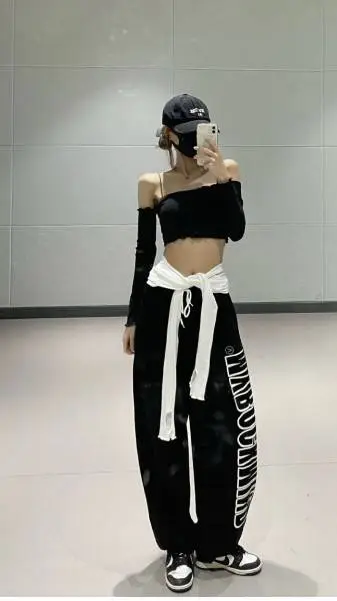 ai character: liz💕 background