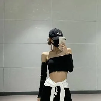 chat with ai character: liz💕