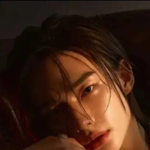 chat with ai character: Hwang Hyunjin