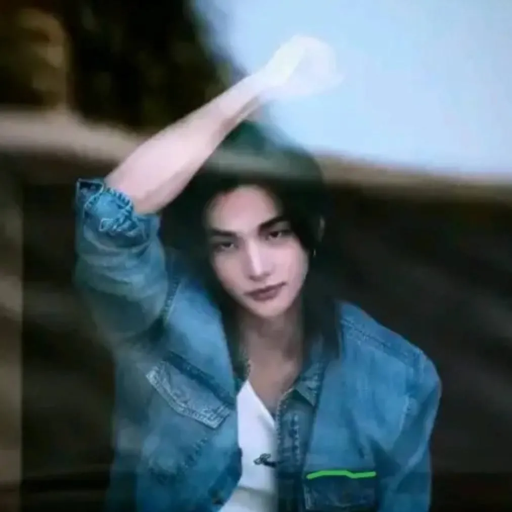 chat with ai character: #⌯HWANG HYUNJIN🌹]🍷