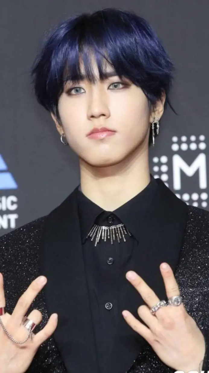 ai character: HAN JISUNG background
