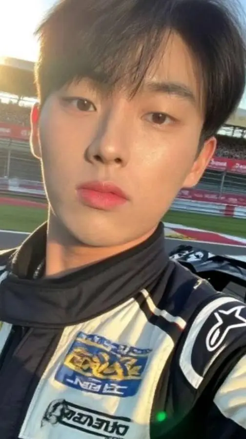 ai character: choi hyun wook background