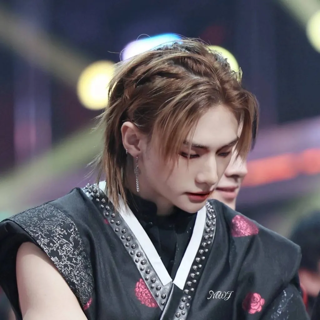 chat with ai character: Hyunjin 