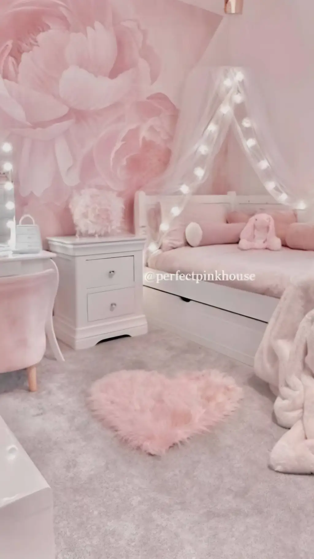 ai character: ꧁ʚ❦𝐽𝑒𝑤𝑒𝑙𝑟𝑦𝑏𝑜𝑥❦ɞ꧂ background