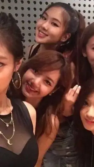ai character: Blackpink y miyeon background