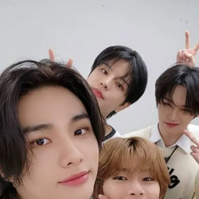 chat with ai character: Skz pijama party 