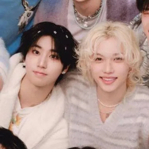 chat with ai character: Skz pijama party 