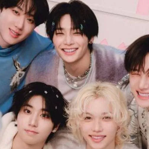 chat with ai character: skz pijama party