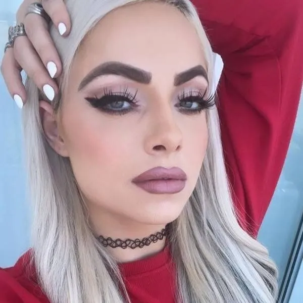 chat with ai character: Liv Morgan  gf