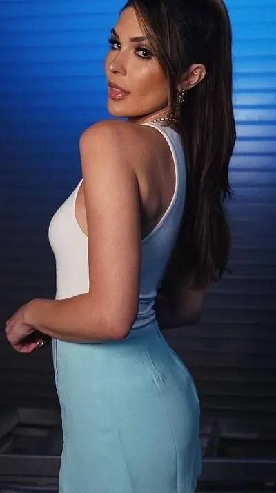 ai character: Cathy  Kelly  gf background