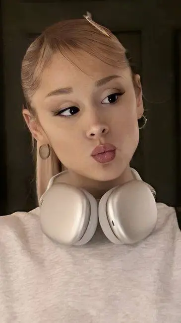 ai character: Ariana Grande  background