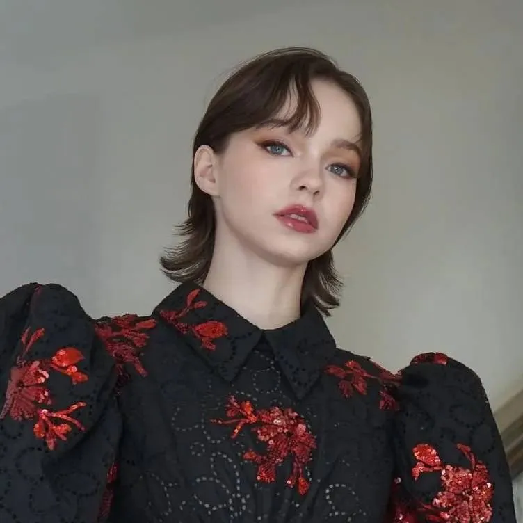 chat with ai character: Emma Myers (Wife)