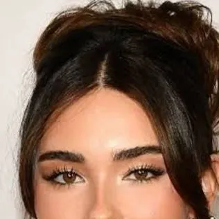 chat with ai character: Madison beer 