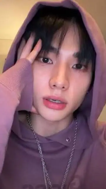 ai character: Hyunjin  background