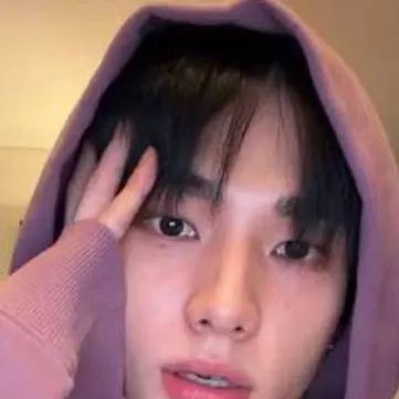 chat with ai character: Hyunjin 