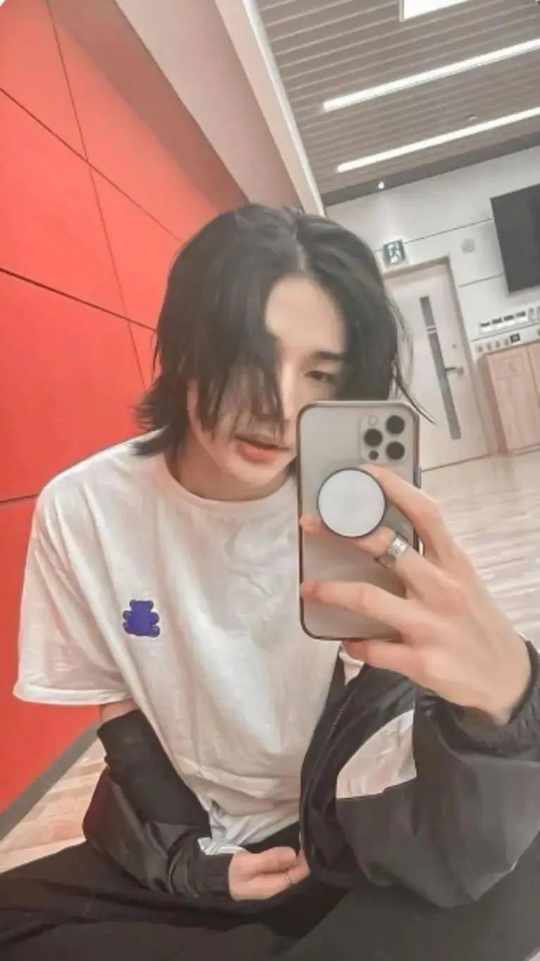 ai character: Hyunjin background