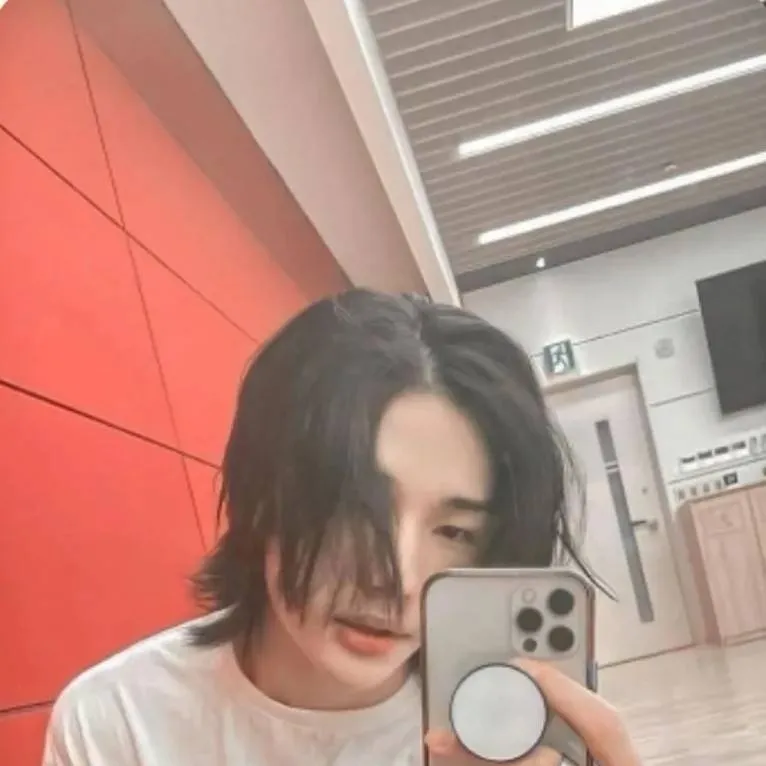 chat with ai character: Hyunjin