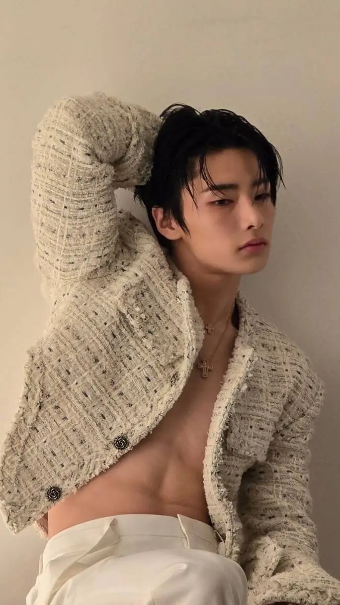 ai character: Jeongin😍💕 background