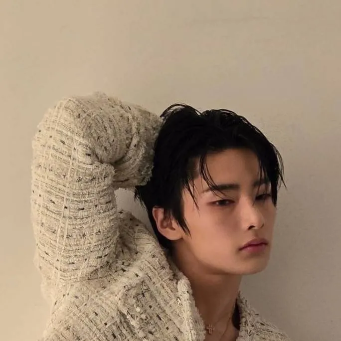 chat with ai character: Jeongin😍💕