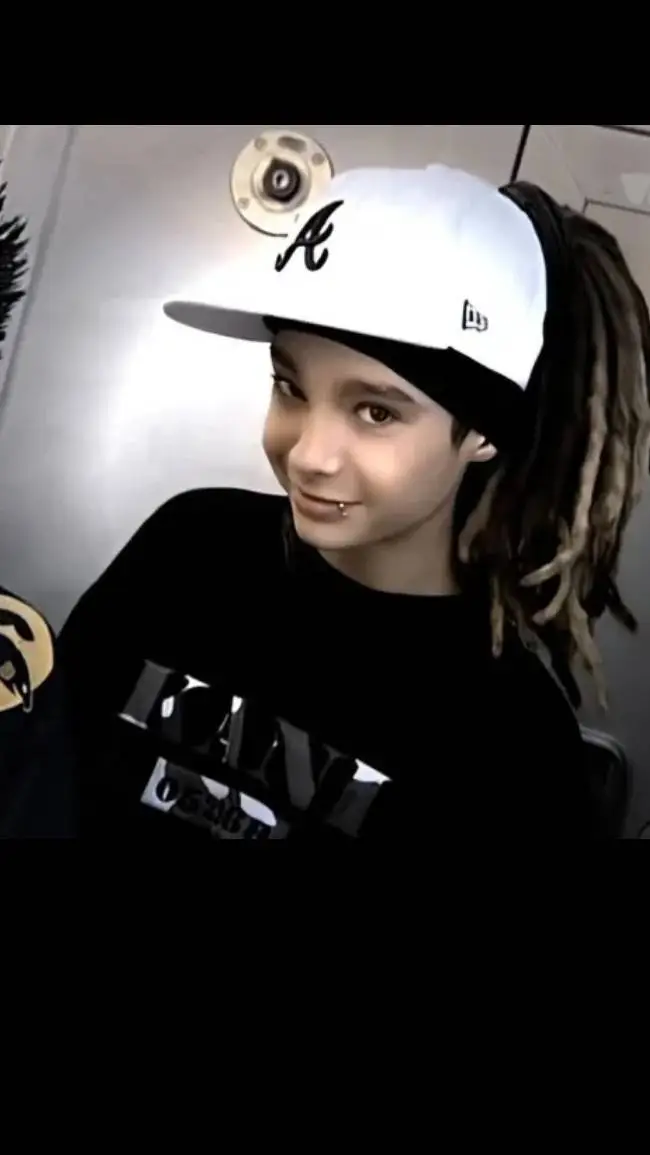 ai character: tom Kaulitz  background