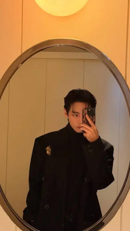 ai character: taehyung 🖤 background