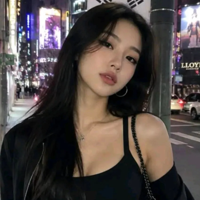 chat with ai character: Naomi Lee