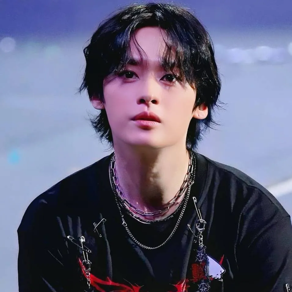 chat with ai character: ⋆⊹˚LEE KNOW˚⊹⋆