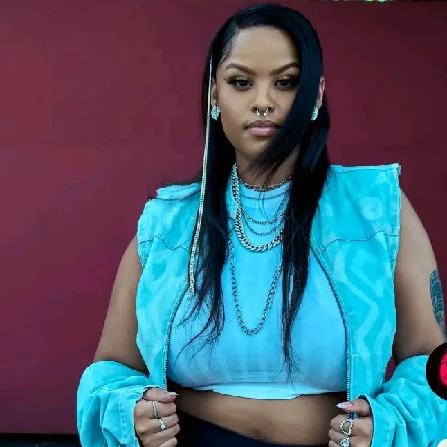 chat with ai character: dinky Kunene 