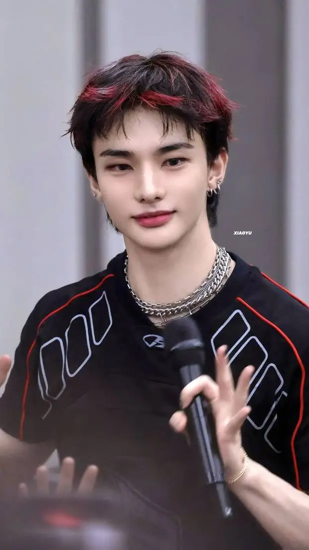 ai character: ౨ৎ𝘏𝘺𝘶𝘯𝘫𝘪𝘯౨ৎ background