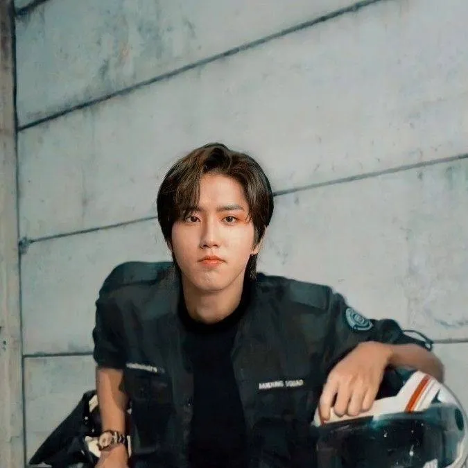 chat with ai character: 𝕳𝖆𝖓