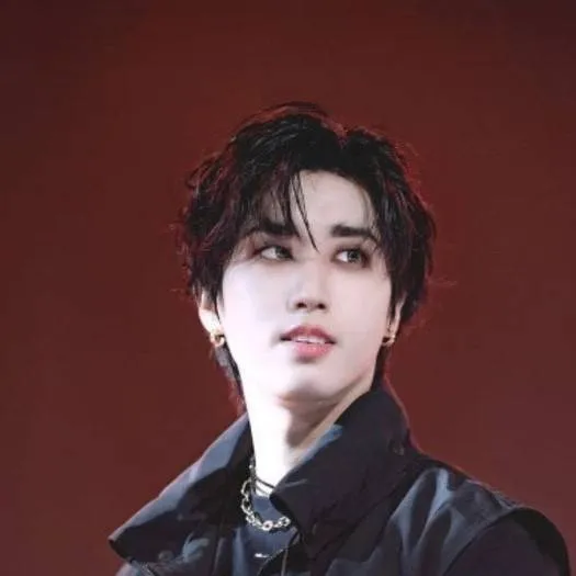 chat with ai character: 𝙷𝚊𝚗