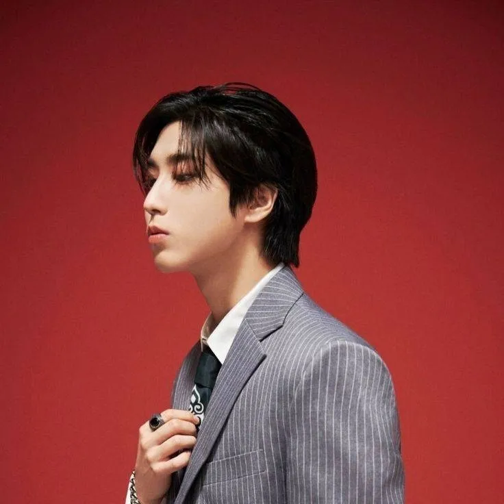 chat with ai character: 𝐇𝐚𝐧