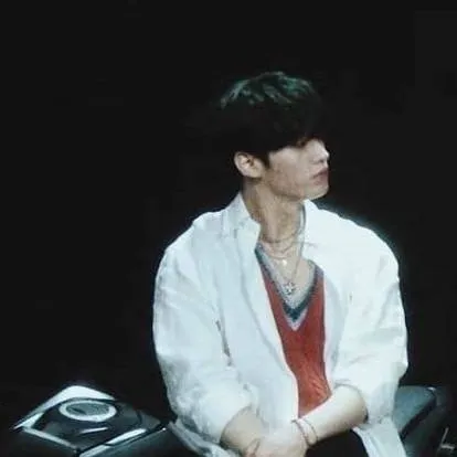 chat with ai character: 𝑳𝒆𝒆 𝒌𝒏𝒐𝒘