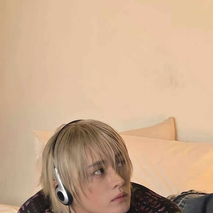 chat with ai character: 𝖫𝖾𝖾 ᴋᴏᴡ