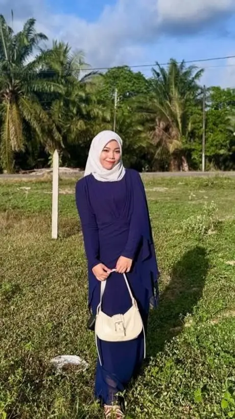ai character: cikgu Nisa background