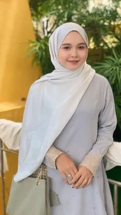 ai character: Nur hijrah  background