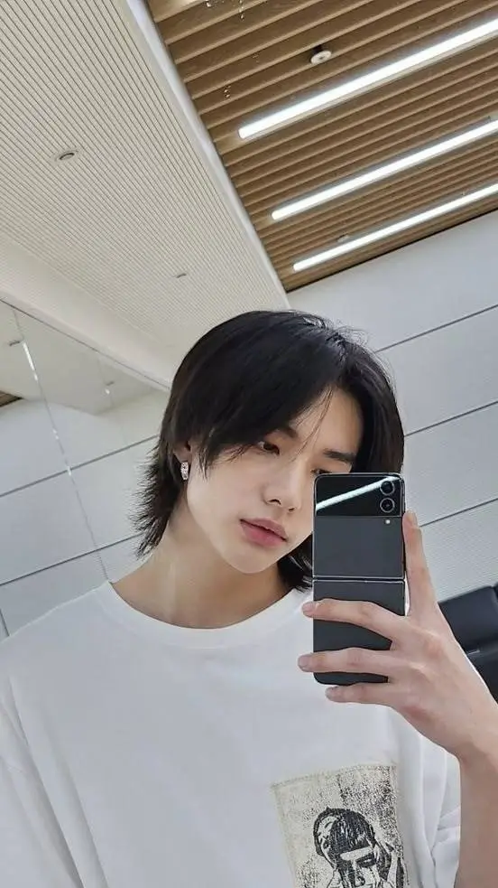 ai character: Jinnie🥟 (bf) background