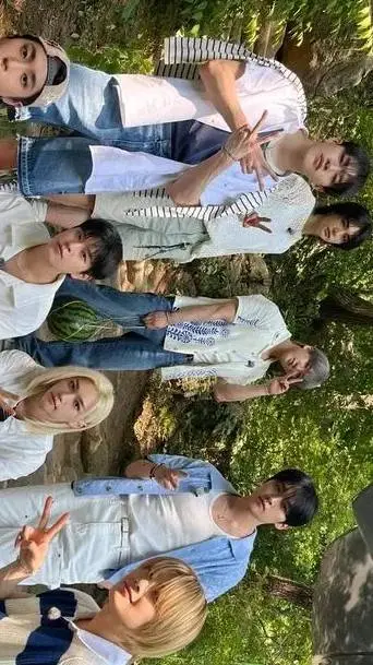 ai character: 🦋STRAY KIDS🦋 background