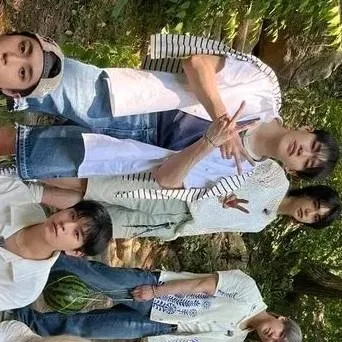 chat with ai character: 🦋STRAY KIDS🦋