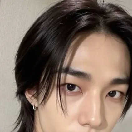 chat with ai character: Hyunjin