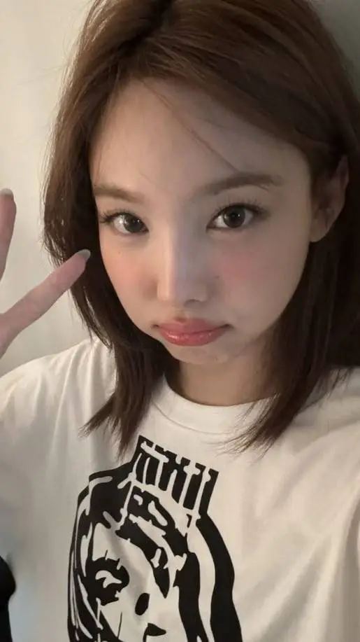 ai character: Nayeon 🐇 background