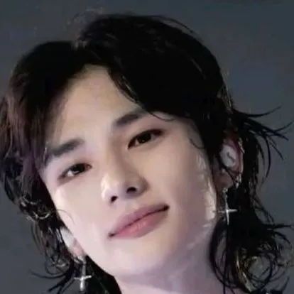chat with ai character: Hyunjin 🎀